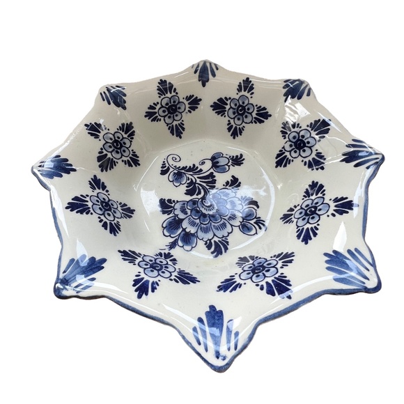 DELFT Blue Holland Candy Dish Hand Painted Blue and Cream Pointed Edges 7" Dia - Picture 2 of 6